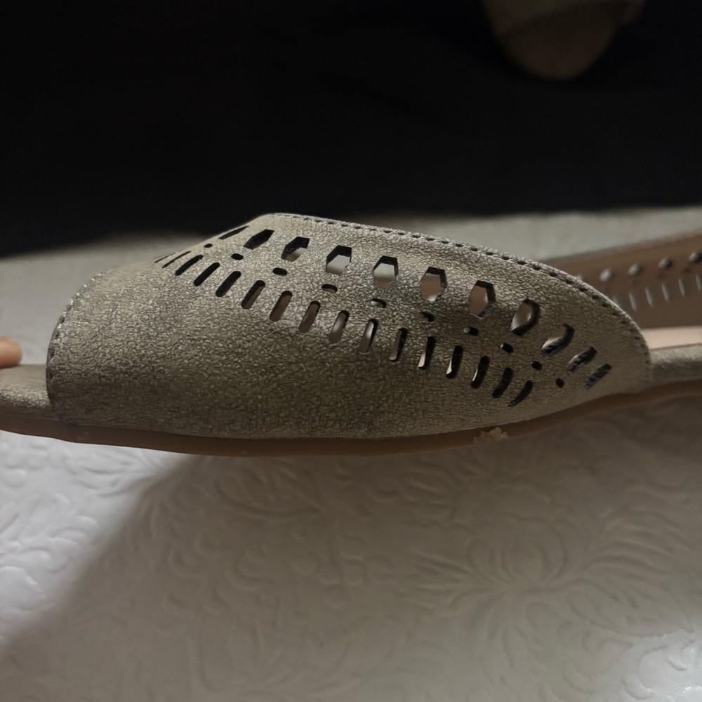 ❤️2/$15or3/$21❤️Nicole Slade Faux Suede /Green Taupe Open Toe Flats, Size 8.5W - Picture 2 of 12